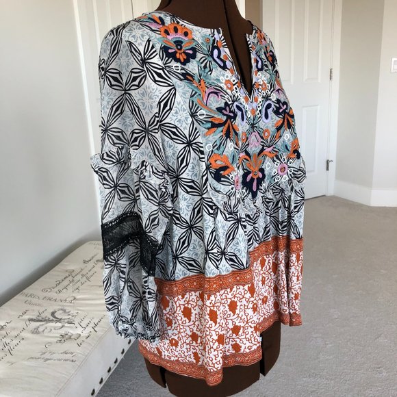 NWOT Floral Top with Ruffles and Lace Trim - Picture 6 of 10